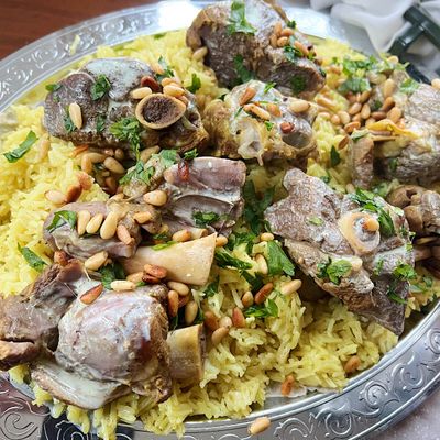 Mansaf cu miel pe pat de orez, stropit cu sos de iaurt