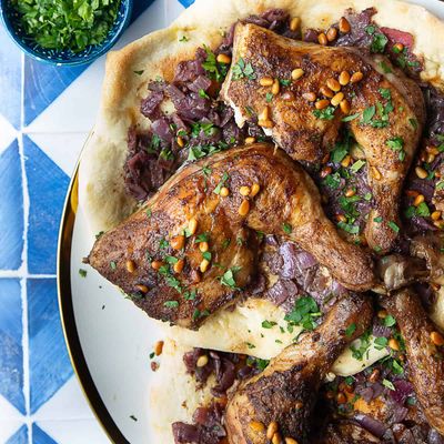 Bucăți de pui cu ceapă caramelizată și sumac, pe pâine taboon cu nuci de pin
